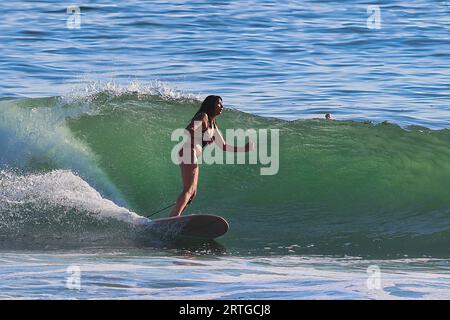 Surf Rincon point en Californie pendant une houle estivale Banque D'Images