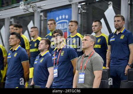 Non exclusif : MILAN, ITALIE - 12 SEPTEMBRE 2023 - entraîneur-chef de l'équipe nationale ukrainienne de football Serhii Rebrov, son assistant Vicente Gomez Ferna Banque D'Images