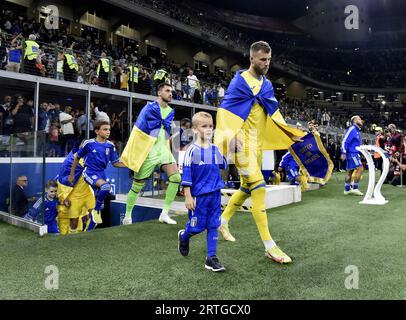 Non exclusif : MILAN, ITALIE - 12 SEPTEMBRE 2023 - les joueurs de l'équipe nationale d'Ukraine Andrii Yarmolenko (R) et Heorhii Bushchan entrent sur le terrain Banque D'Images