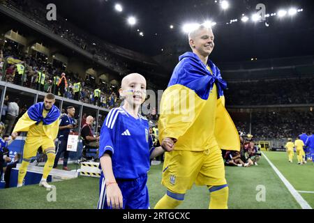 Non exclusif : MILAN, ITALIE - 12 SEPTEMBRE 2023 - Un joueur de l'équipe nationale d'Ukraine Oleksandr Zinchenko entre dans le peloton avant le début de t Banque D'Images