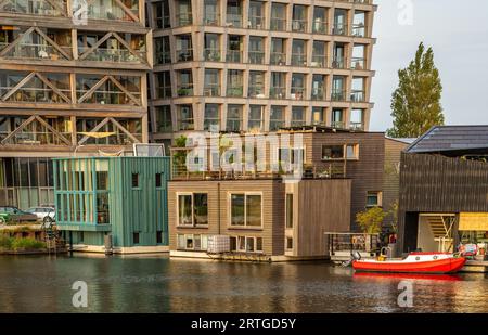 Amsterdam, pays-Bas, 16.08.2023, des maisons modernes à la communauté flottante durable Schoonschip dans le nord créatif d'Amsterdam Banque D'Images