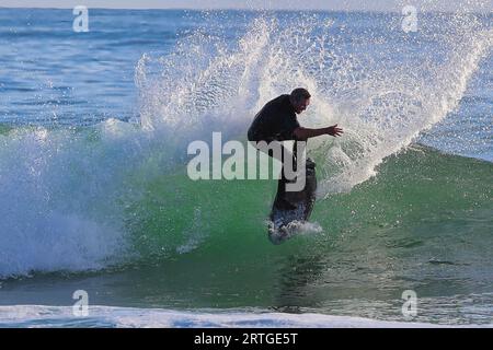 Surf Rincon point en Californie pendant une houle estivale Banque D'Images