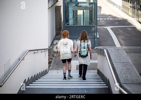 Munich, Allemagne. 12 septembre 2023. Après que des militants de la dernière génération aient été emprisonnés préventivement par la police après avoir bloqué plusieurs routes, la deuxième partie a été libérée le 12 septembre 2023 de la prison de Stadelheim à Munich, en Allemagne. De nombreux sympathisants attendaient aux portes du centre de détention. The LastGen considère les décideurs bavarois comme les pires bloqueurs de la politique climatique. En outre, la dernière génération exige une limite de vitesse de 100 km/h sur les autoroutes, l'introduction d'un billet de neuf euros et un Conseil de la Société du climat (photo de Alexander Pohl/Sipa USA) crédit : SIPA USA/Alamy Live News Banque D'Images