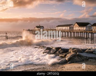 Mercredi 13 septembre 2023. Southwold, Suffolk, Angleterre - Un début de journée plus frais avec une brise glacée fouettant les vagues autour de la jetée à Southwold, Suffolk. Crédit : Terry Mathews/Alamy Live News Banque D'Images