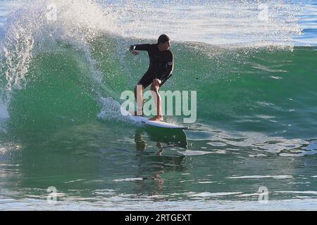 Surf Rincon point en Californie pendant une houle estivale Banque D'Images