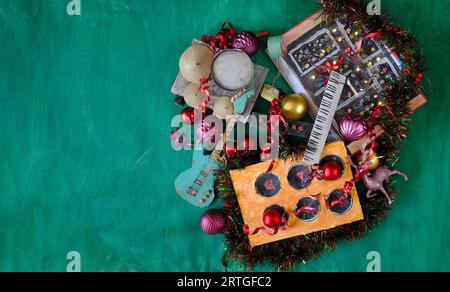 Instruments de musique pour noël avec des modèles grungy en carton d'instruments de musique, synthétiseur, kit de batterie, guitare, amplificateur, décoration de noël, fre Banque D'Images