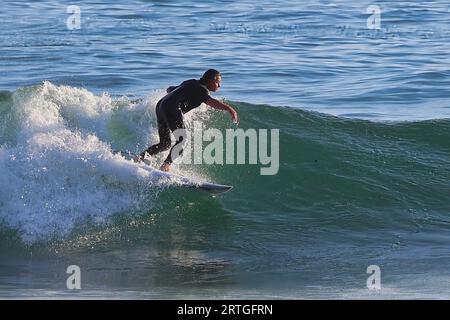 Surf Rincon point en Californie pendant une houle estivale Banque D'Images