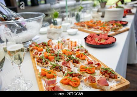 Concept de petit déjeuner buffet, heure du petit déjeuner dans un hôtel de luxe, brunch d'affaires dans un restaurant Banque D'Images