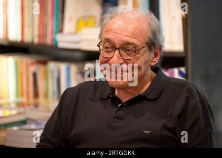 L'écrivain brésilien Ruy Castro lors du lancement de son nouveau livre 'A Vida por Escrito', à la librairie 'Livraria da Travessa', à Lisbonne, Portugal. Banque D'Images