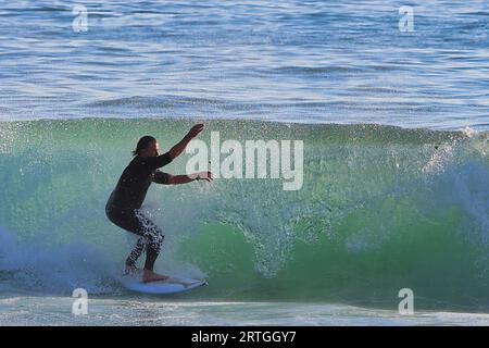 Surf Rincon point en Californie pendant une houle estivale Banque D'Images