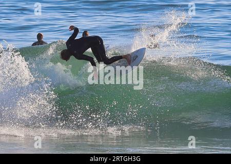 Surf Rincon point en Californie pendant une houle estivale Banque D'Images