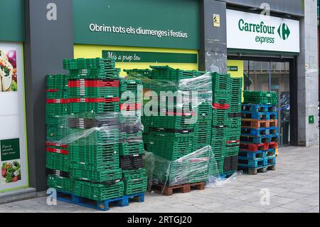 Viladecans, Espagne - 13 septembre 2023 : entrée au Carrefour Express avec quelques boîtes vides. Banque D'Images