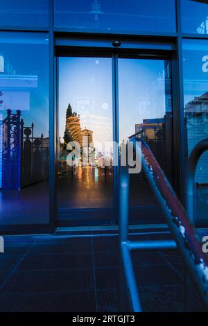 Saragosse, Espagne- 14 août 2023 : porte vitrée fermée avec reflets du marché central de Saragosse Banque D'Images