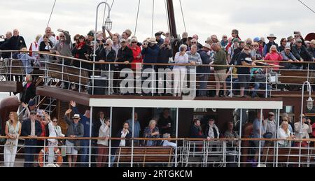 Shoreham, Royaume-Uni 13 septembre 2022 : des centaines de passagers à bord du PS Waverley le dernier bateau à aubes transportant des passagers de mer dans le monde navigue du port de Shoreham près de Brighton transportant des passagers lors d'une excursion le long de la côte sud à Portsmouth via l'île de Wight. Crédit : James Boardman/Alamy Live News Banque D'Images