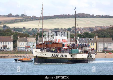 Shoreham, Royaume-Uni 13 septembre 2022 : PS Waverley le dernier bateau à aubes transportant des passagers de mer dans le monde navigue du port de Shoreham près de Brighton transportant des passagers sur une excursion le long de la côte sud à Portsmouth via l'île de Wight. Crédit : James Boardman/Alamy Live News Banque D'Images