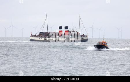 Shoreham, Royaume-Uni 13 septembre 2022 : PS Waverley le dernier bateau à aubes transportant des passagers de mer dans le monde navigue du port de Shoreham près de Brighton transportant des passagers sur une excursion le long de la côte sud à Portsmouth via l'île de Wight. Crédit : James Boardman/Alamy Live News Banque D'Images