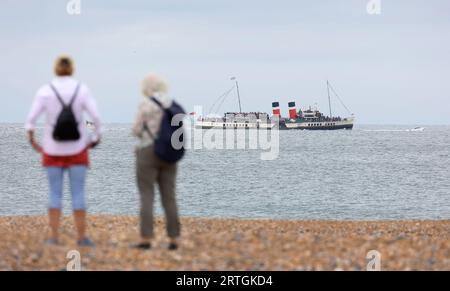 Shoreham, Royaume-Uni 13 septembre 2022 : PS Waverley le dernier bateau à aubes transportant des passagers de mer dans le monde navigue du port de Shoreham près de Brighton transportant des passagers sur une excursion le long de la côte sud à Portsmouth via l'île de Wight. Crédit : James Boardman/Alamy Live News Banque D'Images