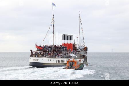 Shoreham, Royaume-Uni 13 septembre 2022 : PS Waverley le dernier bateau à aubes transportant des passagers de mer dans le monde navigue du port de Shoreham près de Brighton transportant des passagers sur une excursion le long de la côte sud à Portsmouth via l'île de Wight. Crédit : James Boardman/Alamy Live News Banque D'Images