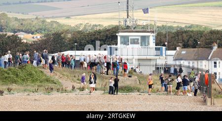 Shoreham, Royaume-Uni 13 septembre 2022 : des foules de spectateurs regardent le PS Waverley le dernier bateau à aubes transportant des passagers en mer dans le monde navigue depuis le port de Shoreham près de Brighton transportant des passagers lors d'une excursion le long de la côte sud à Portsmouth via l'île de Wight. Crédit : James Boardman/Alamy Live News Banque D'Images