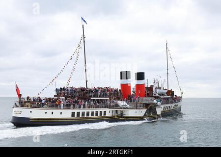 Shoreham, Royaume-Uni 13 septembre 2022 : PS Waverley le dernier bateau à aubes transportant des passagers de mer dans le monde navigue du port de Shoreham près de Brighton transportant des passagers sur une excursion le long de la côte sud à Portsmouth via l'île de Wight. Crédit : James Boardman/Alamy Live News Banque D'Images