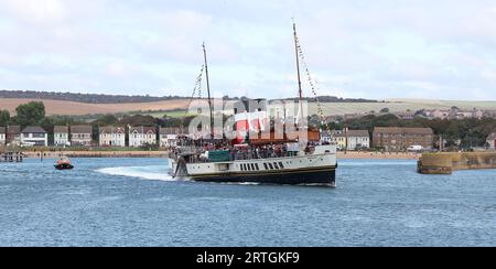 Shoreham, Royaume-Uni 13 septembre 2022 : PS Waverley le dernier bateau à aubes transportant des passagers de mer dans le monde navigue du port de Shoreham près de Brighton transportant des passagers sur une excursion le long de la côte sud à Portsmouth via l'île de Wight. Crédit : James Boardman/Alamy Live News Banque D'Images