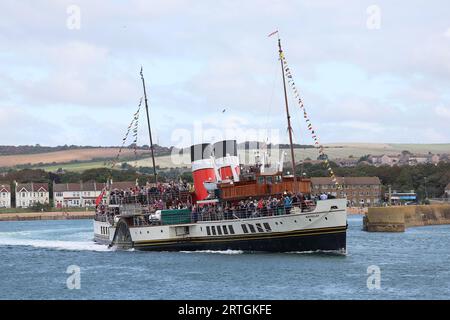 Shoreham, Royaume-Uni 13 septembre 2022 : PS Waverley le dernier bateau à aubes transportant des passagers de mer dans le monde navigue du port de Shoreham près de Brighton transportant des passagers sur une excursion le long de la côte sud à Portsmouth via l'île de Wight. Crédit : James Boardman/Alamy Live News Banque D'Images