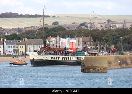 Shoreham, Royaume-Uni 13 septembre 2022 : PS Waverley le dernier bateau à aubes transportant des passagers de mer dans le monde navigue du port de Shoreham près de Brighton transportant des passagers sur une excursion le long de la côte sud à Portsmouth via l'île de Wight. Crédit : James Boardman/Alamy Live News Banque D'Images