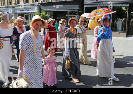 Grand Regency Costumed Promenade, Jane Austen Festival 2023, Milsom Street, Bath, Somerset, Angleterre, grande-Bretagne, Royaume-Uni, Europe Banque D'Images