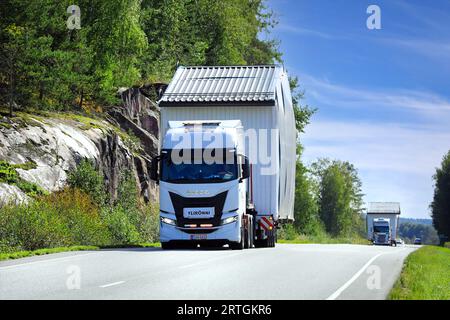 Deux transports de charge exceptionnels transportant des cabines préfabriquées sur autoroute, semi-remorque blanche Iveco X-Way Truck en premier. Salo, Finlande. 7 septembre 2023. Banque D'Images