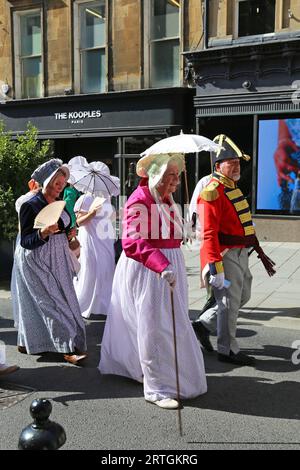 Grand Regency Costumed Promenade, Jane Austen Festival 2023, Milsom Street, Bath, Somerset, Angleterre, grande-Bretagne, Royaume-Uni, Europe Banque D'Images