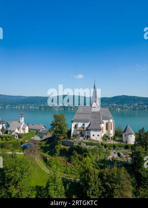 Maria Wörth au lac Wörthersee, Carinthie. Vue aérienne de l'église et du célèbre lieu touristique dans le sud de l'Autriche. Banque D'Images
