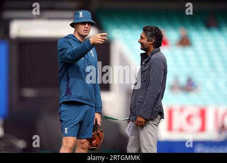 L'ancien joueur anglais Andrew Flintoff et Kumar Sangakkara lors du troisième match international d'une journée au Kia Oval de Londres. Date de la photo : mercredi 13 septembre 2023. Banque D'Images