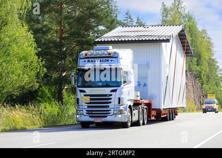 Transport de charge surdimensionné de la cabine préfabriquée par Scania R560 camion semi-remorque, assistance de véhicule d'escorte. Salo, Finlande. 7 septembre 2023. Banque D'Images