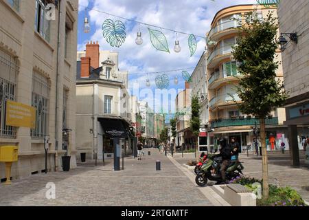 Jolie vue sur la rue de la poste une rue centrale située ici dans la ville française de Châteauroux dans le centre rural de la France. Banque D'Images