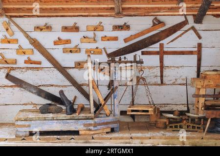 Outils authentiques dans la maison dans le style rustique. Installation dans les musées d'articles ménagers ruraux traditionnels. Banque D'Images