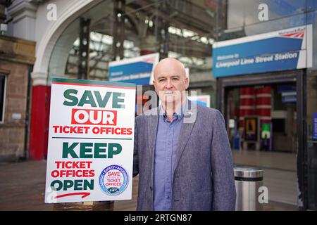 Photo du dossier datée du 29/07/23 du secrétaire général du RMT, Mick Lynch, rejoint la ligne de piquetage devant la gare de Liverpool Lime Street lors d'une grève des membres du RMT (Syndicat des chemins de fer, des Maritimes et des Transports) dans un différend de longue date sur les salaires, les emplois et les conditions de travail. La consultation sur les propositions de fermeture généralisée des guichets des gares ferroviaires en Angleterre était une «trompe-l' œil», selon M. Lynch. Date de publication : mercredi 13 septembre 2023. Banque D'Images