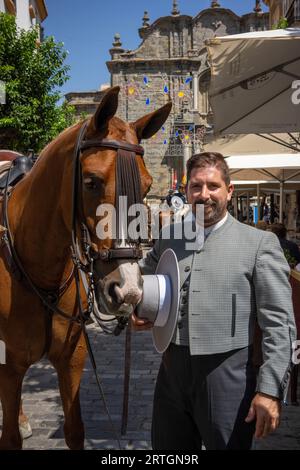 Les gens apprécient la fiesta à Tarifa en Andalousie Espagne. Banque D'Images