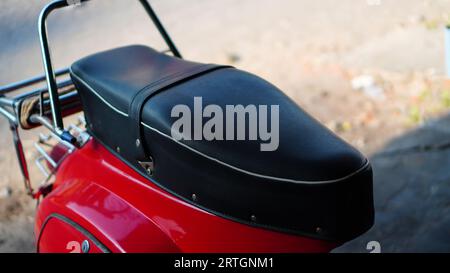 le corps d'un ancien scooter rouge Banque D'Images