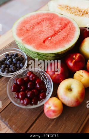 Délicieux fruits d'été sur une table en bois Banque D'Images