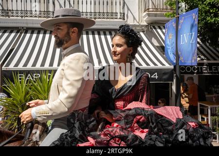 Les gens apprécient la fiesta à Tarifa en Andalousie Espagne. Banque D'Images