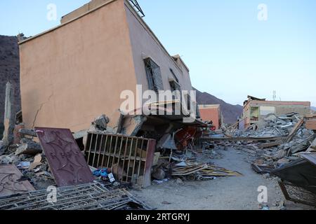 Al Haouz, Maroc. 12 septembre 2023. Les bâtiments détruits sont photographiés à Talat n'Yaaqoub, province d'Al Haouz, Maroc, le 12 septembre 2023. Le nombre de morts du tremblement de terre dévastateur au Maroc est passé à 2 901, et les blessés à 5 530, selon la dernière déclaration publiée mardi par le gouvernement marocain. Crédit : Wang Dongzhen/Xinhua/Alamy Live News Banque D'Images