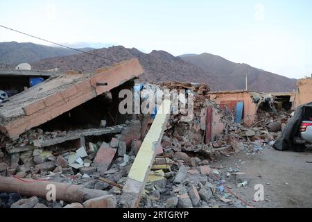 Al Haouz, Maroc. 12 septembre 2023. Les bâtiments détruits sont photographiés à Talat n'Yaaqoub, province d'Al Haouz, Maroc, le 12 septembre 2023. Le nombre de morts du tremblement de terre dévastateur au Maroc est passé à 2 901, et les blessés à 5 530, selon la dernière déclaration publiée mardi par le gouvernement marocain. Crédit : Wang Dongzhen/Xinhua/Alamy Live News Banque D'Images