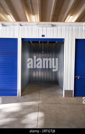 Stockage dans un bâtiment industriel à louer à des entrepreneurs ou à des particuliers Banque D'Images