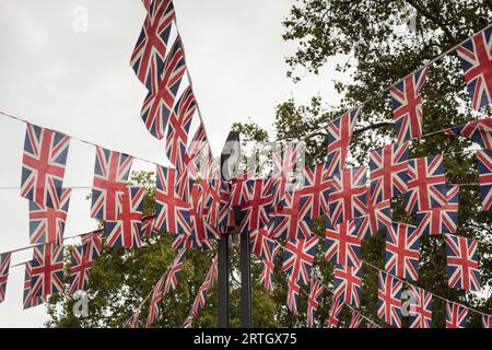 Gros plan de Union Jack Bunting sur Duke of York Square, King's Road, Chelsea, Londres, SW3, ROYAUME-UNI Banque D'Images