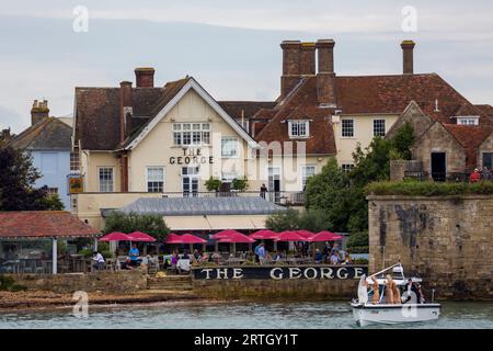 Fête de mariage sur MR.B Axopar Brabus bateau devant l'hôtel George à Yarmouth, île de Wight, Hampshire Royaume-Uni en septembre Banque D'Images