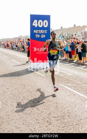 Tamirat Tola, coureur de fond, termine premier du semi-marathon Great North Run 2023. Banque D'Images