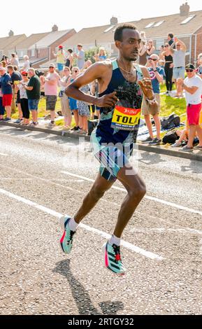 Tamirat Tola, coureur de fond, termine premier du semi-marathon Great North Run 2023. Banque D'Images