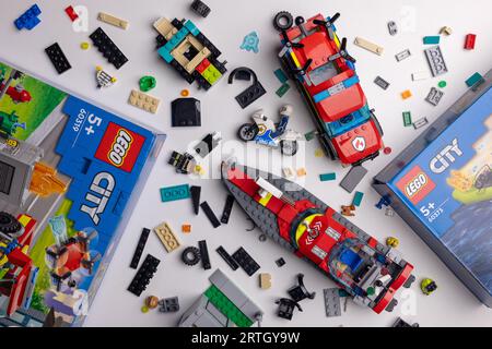 Riga, Lettonie - 12 septembre 2023 : pièces de construction de la ville LEGO et boîtes sur la table Banque D'Images