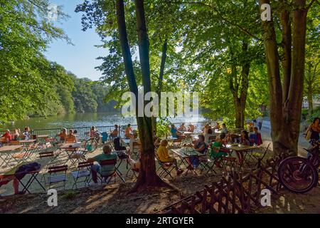 Fischerhütte am Schlachtensee, Biergarten, Badesee, Sommer in Berlin, See, Bezirk Steglitz-Zehlendorf, Grunewald, Berlin, Allemagne, Europe Banque D'Images