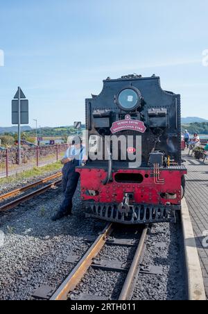 Le train à vapeur Snowdonia Star vous attend à la gare de Porthmadoc. Banque D'Images